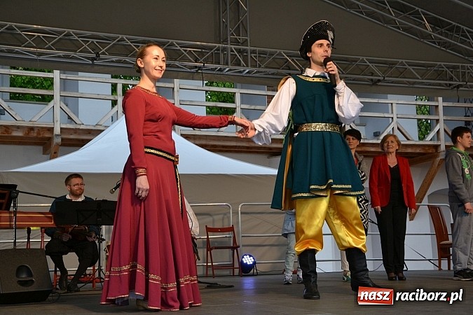 Zdjęcie w galerii na portalu naszraciborz.pl: Warsztaty tańca renesansowego i spektakl Farfurka Królowej Bony, czyli majówka na zamku  wiadomości z regionu