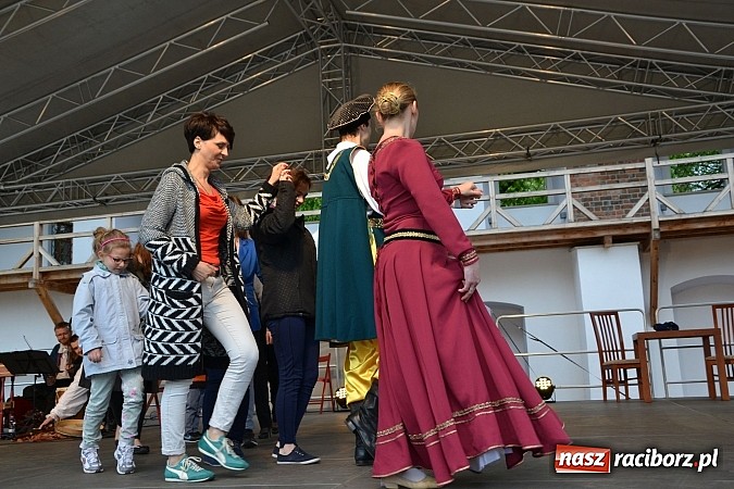 Zdjęcie w galerii na portalu naszraciborz.pl: Warsztaty tańca renesansowego i spektakl Farfurka Królowej Bony, czyli majówka na zamku  wiadomości z regionu