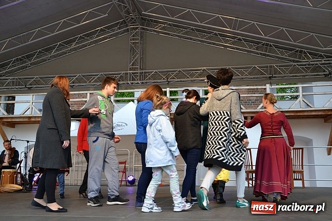 Zdjęcie w galerii na portalu naszraciborz.pl: Warsztaty tańca renesansowego i spektakl Farfurka Królowej Bony, czyli majówka na zamku  wiadomości z regionu