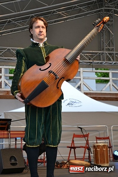 Zdjęcie w galerii na portalu naszraciborz.pl: Warsztaty tańca renesansowego i spektakl Farfurka Królowej Bony, czyli majówka na zamku  wiadomości z regionu