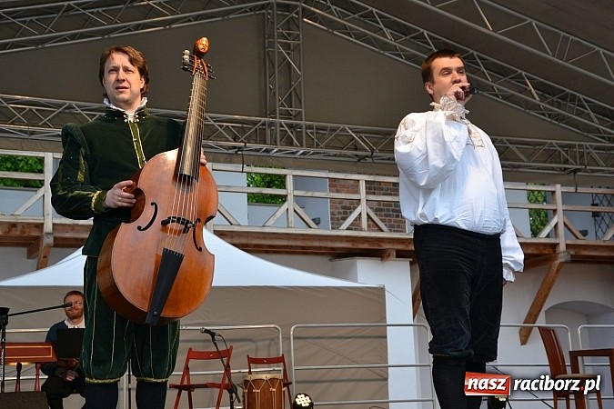 Zdjęcie w galerii na portalu naszraciborz.pl: Warsztaty tańca renesansowego i spektakl Farfurka Królowej Bony, czyli majówka na zamku  wiadomości z regionu