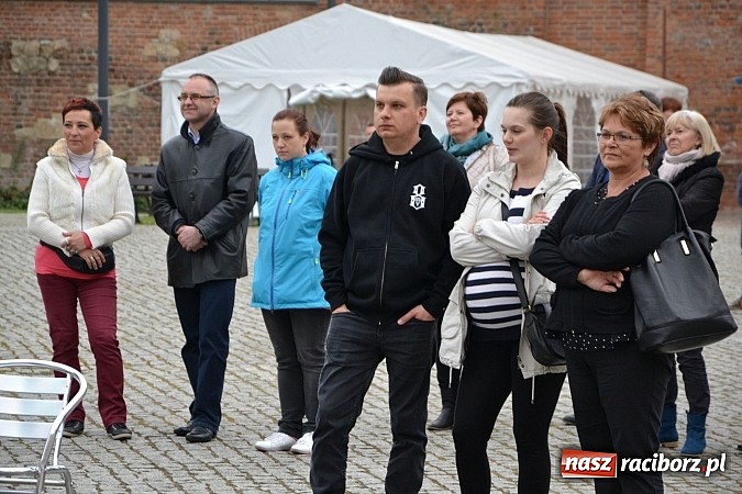 Zdjęcie w galerii na portalu naszraciborz.pl: Warsztaty tańca renesansowego i spektakl Farfurka Królowej Bony, czyli majówka na zamku  wiadomości z regionu