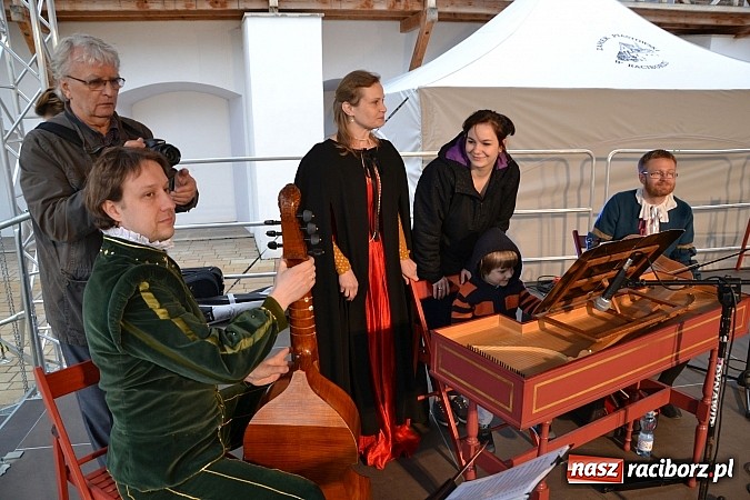 Zdjęcie w galerii na portalu naszraciborz.pl: Warsztaty tańca renesansowego i spektakl Farfurka Królowej Bony, czyli majówka na zamku  wiadomości z regionu