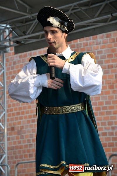 Zdjęcie w galerii na portalu naszraciborz.pl: Warsztaty tańca renesansowego i spektakl Farfurka Królowej Bony, czyli majówka na zamku  wiadomości z regionu