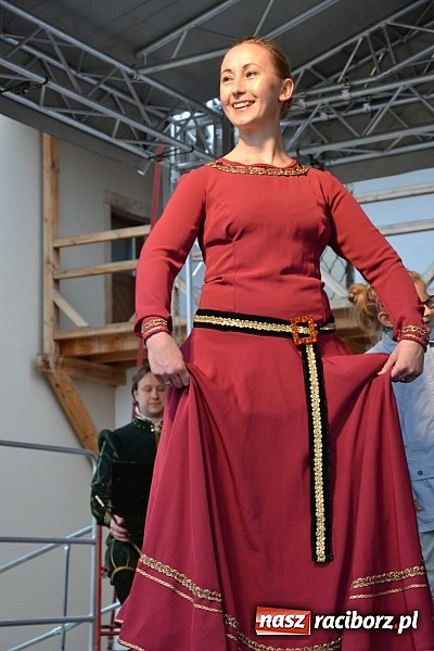 Zdjęcie w galerii na portalu naszraciborz.pl: Warsztaty tańca renesansowego i spektakl Farfurka Królowej Bony, czyli majówka na zamku  wiadomości z regionu