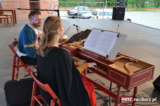 Zdjęcie w galerii na portalu naszraciborz.pl: Warsztaty tańca renesansowego i spektakl Farfurka Królowej Bony, czyli majówka na zamku  wiadomości z regionu
