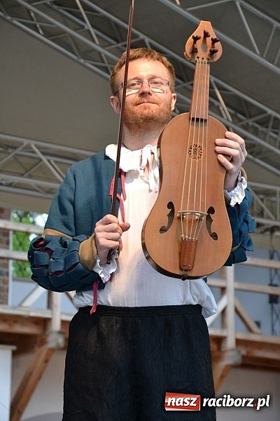 Zdjęcie w galerii na portalu naszraciborz.pl: Warsztaty tańca renesansowego i spektakl Farfurka Królowej Bony, czyli majówka na zamku  wiadomości z regionu