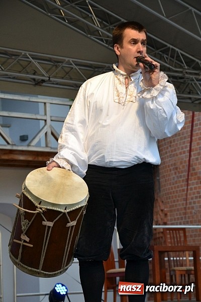 Zdjęcie w galerii na portalu naszraciborz.pl: Warsztaty tańca renesansowego i spektakl Farfurka Królowej Bony, czyli majówka na zamku  wiadomości z regionu