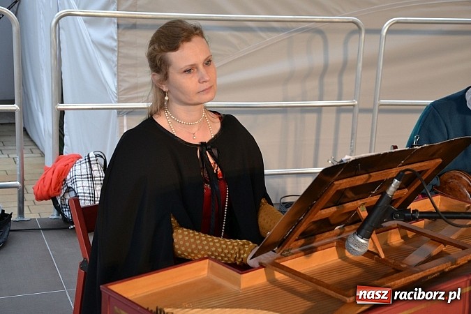 Zdjęcie w galerii na portalu naszraciborz.pl: Warsztaty tańca renesansowego i spektakl Farfurka Królowej Bony, czyli majówka na zamku  wiadomości z regionu