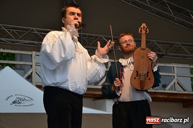 Zdjęcie w galerii na portalu naszraciborz.pl: Warsztaty tańca renesansowego i spektakl Farfurka Królowej Bony, czyli majówka na zamku  wiadomości z regionu