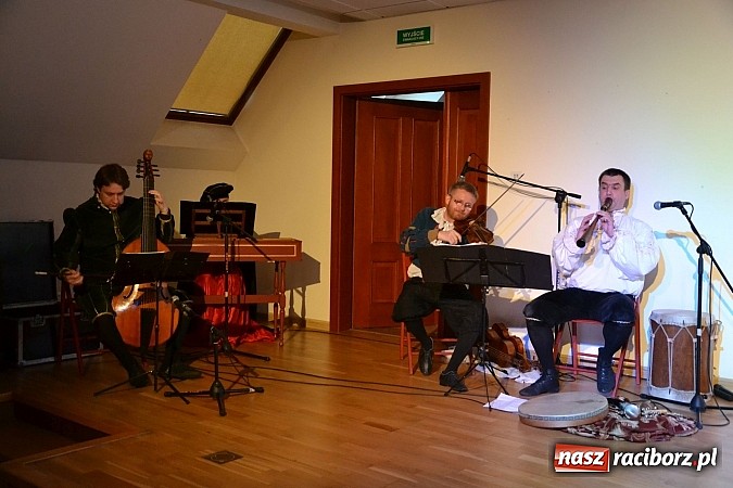 Zdjęcie w galerii na portalu naszraciborz.pl: Warsztaty tańca renesansowego i spektakl Farfurka Królowej Bony, czyli majówka na zamku  wiadomości z regionu