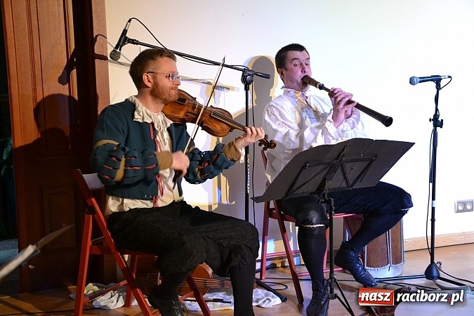 Zdjęcie w galerii na portalu naszraciborz.pl: Warsztaty tańca renesansowego i spektakl Farfurka Królowej Bony, czyli majówka na zamku  wiadomości z regionu