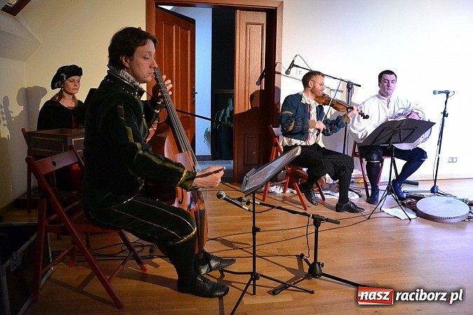 Zdjęcie w galerii na portalu naszraciborz.pl: Warsztaty tańca renesansowego i spektakl Farfurka Królowej Bony, czyli majówka na zamku  wiadomości z regionu