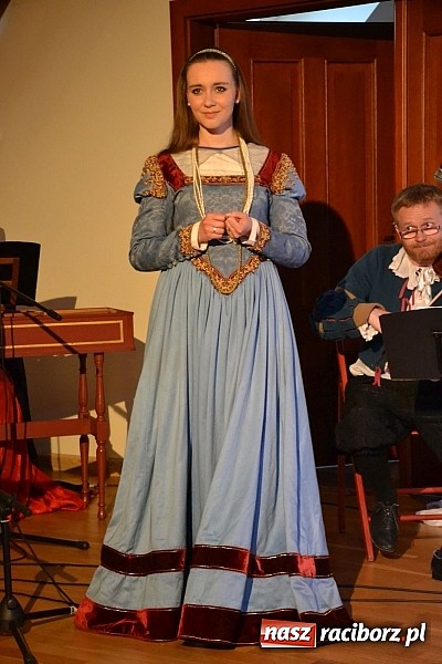 Zdjęcie w galerii na portalu naszraciborz.pl: Warsztaty tańca renesansowego i spektakl Farfurka Królowej Bony, czyli majówka na zamku  wiadomości z regionu