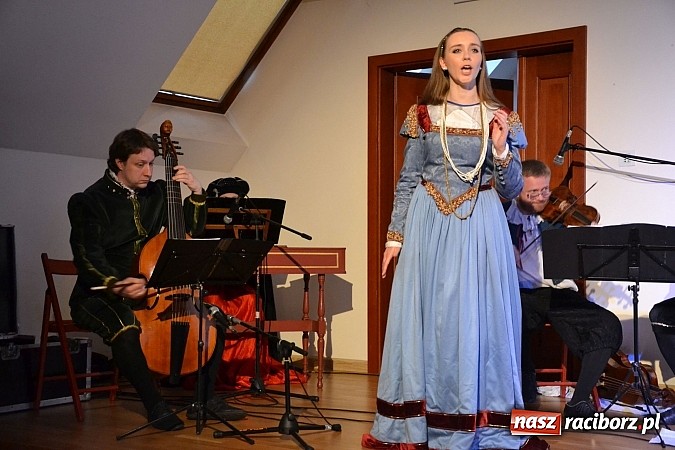 Zdjęcie w galerii na portalu naszraciborz.pl: Warsztaty tańca renesansowego i spektakl Farfurka Królowej Bony, czyli majówka na zamku  wiadomości z regionu