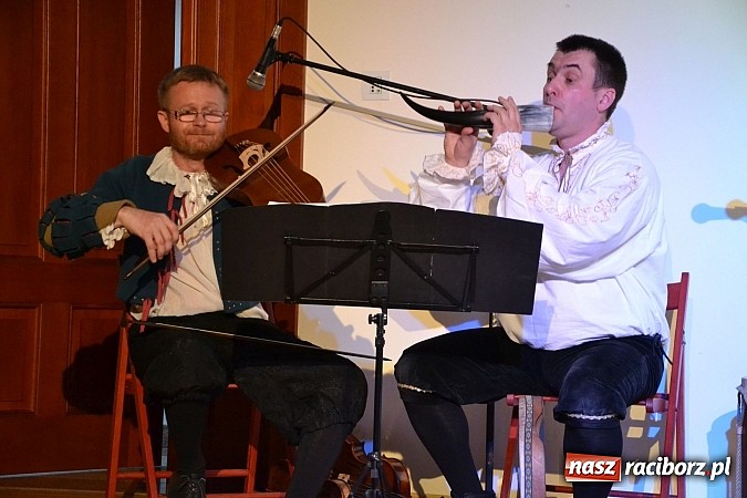 Zdjęcie w galerii na portalu naszraciborz.pl: Warsztaty tańca renesansowego i spektakl Farfurka Królowej Bony, czyli majówka na zamku  wiadomości z regionu