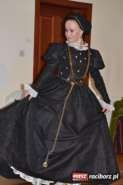 Zdjęcie w galerii na portalu naszraciborz.pl: Warsztaty tańca renesansowego i spektakl Farfurka Królowej Bony, czyli majówka na zamku  wiadomości z regionu