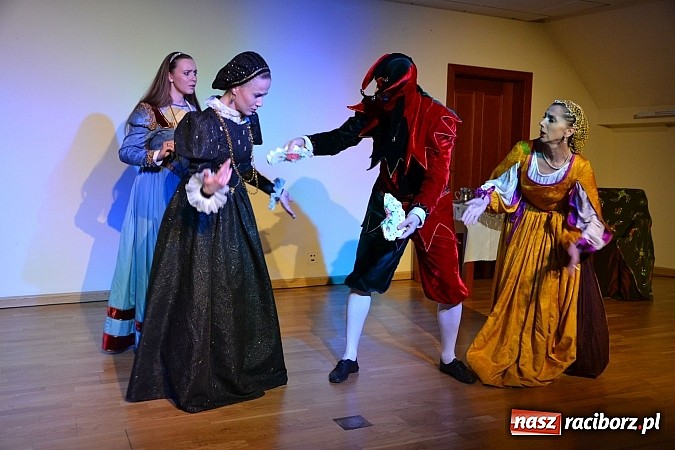 Zdjęcie w galerii na portalu naszraciborz.pl: Warsztaty tańca renesansowego i spektakl Farfurka Królowej Bony, czyli majówka na zamku  wiadomości z regionu