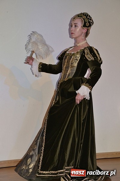 Zdjęcie w galerii na portalu naszraciborz.pl: Warsztaty tańca renesansowego i spektakl Farfurka Królowej Bony, czyli majówka na zamku  wiadomości z regionu