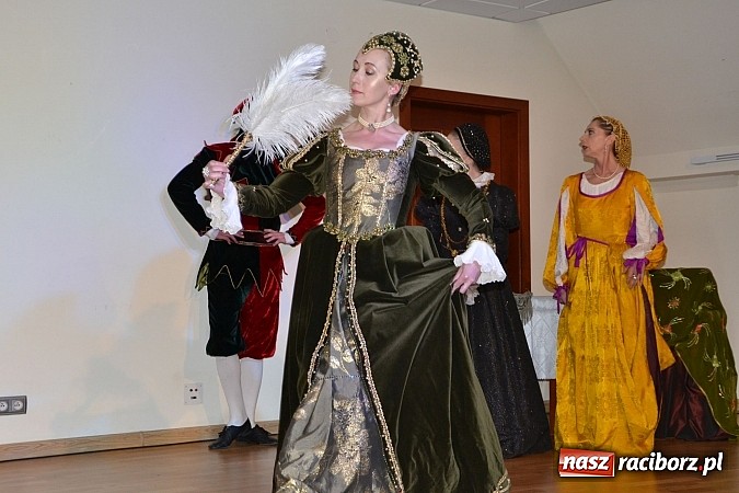 Zdjęcie w galerii na portalu naszraciborz.pl: Warsztaty tańca renesansowego i spektakl Farfurka Królowej Bony, czyli majówka na zamku  wiadomości z regionu