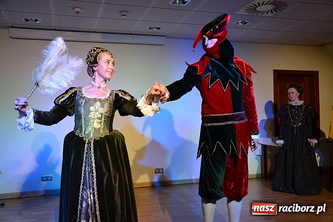 Zdjęcie w galerii na portalu naszraciborz.pl: Warsztaty tańca renesansowego i spektakl Farfurka Królowej Bony, czyli majówka na zamku  wiadomości z regionu