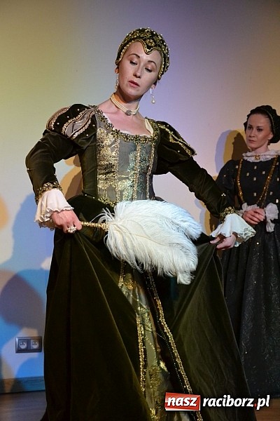Zdjęcie w galerii na portalu naszraciborz.pl: Warsztaty tańca renesansowego i spektakl Farfurka Królowej Bony, czyli majówka na zamku  wiadomości z regionu