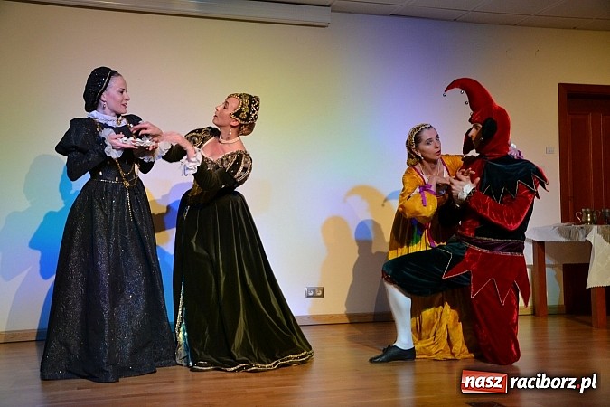 Zdjęcie w galerii na portalu naszraciborz.pl: Warsztaty tańca renesansowego i spektakl Farfurka Królowej Bony, czyli majówka na zamku  wiadomości z regionu