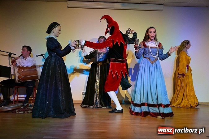 Zdjęcie w galerii na portalu naszraciborz.pl: Warsztaty tańca renesansowego i spektakl Farfurka Królowej Bony, czyli majówka na zamku  wiadomości z regionu