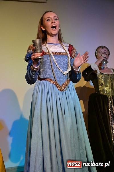 Zdjęcie w galerii na portalu naszraciborz.pl: Warsztaty tańca renesansowego i spektakl Farfurka Królowej Bony, czyli majówka na zamku  wiadomości z regionu