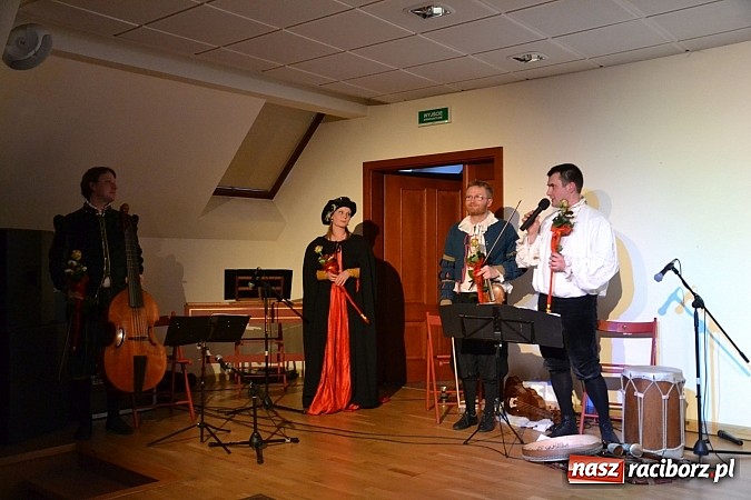 Zdjęcie w galerii na portalu naszraciborz.pl: Warsztaty tańca renesansowego i spektakl Farfurka Królowej Bony, czyli majówka na zamku  wiadomości z regionu