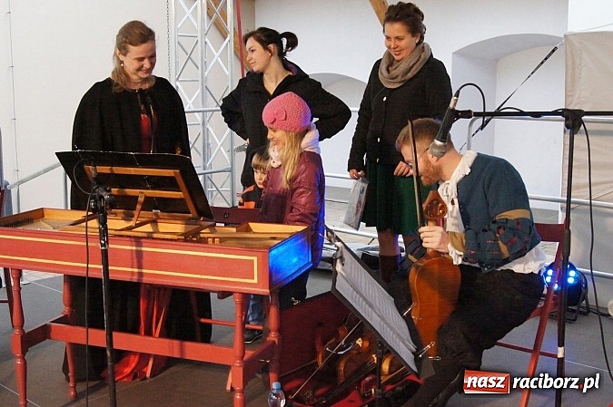 Zdjęcie w galerii na portalu naszraciborz.pl: Warsztaty tańca renesansowego i spektakl Farfurka Królowej Bony, czyli majówka na zamku  wiadomości z regionu