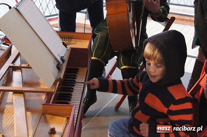 Zdjęcie w galerii na portalu naszraciborz.pl: Warsztaty tańca renesansowego i spektakl Farfurka Królowej Bony, czyli majówka na zamku  wiadomości z regionu