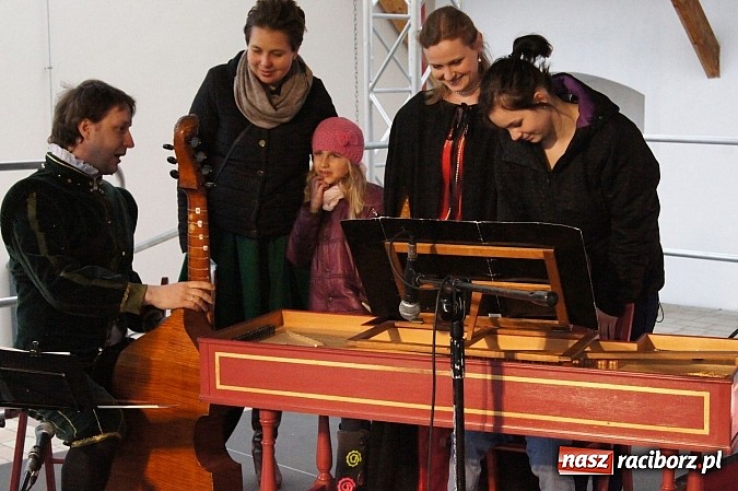 Zdjęcie w galerii na portalu naszraciborz.pl: Warsztaty tańca renesansowego i spektakl Farfurka Królowej Bony, czyli majówka na zamku  wiadomości z regionu