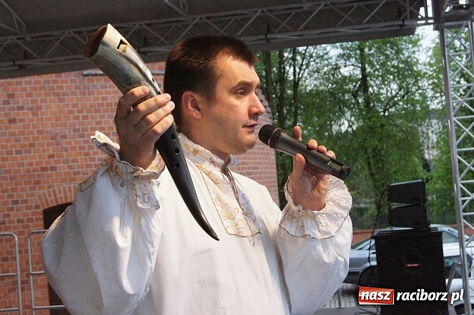 Zdjęcie w galerii na portalu naszraciborz.pl: Warsztaty tańca renesansowego i spektakl Farfurka Królowej Bony, czyli majówka na zamku  wiadomości z regionu