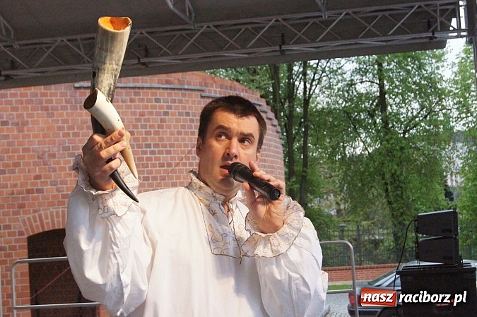 Zdjęcie w galerii na portalu naszraciborz.pl: Warsztaty tańca renesansowego i spektakl Farfurka Królowej Bony, czyli majówka na zamku  wiadomości z regionu