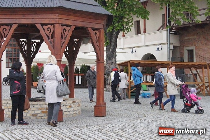Zdjęcie w galerii na portalu naszraciborz.pl: Warsztaty tańca renesansowego i spektakl Farfurka Królowej Bony, czyli majówka na zamku  wiadomości z regionu