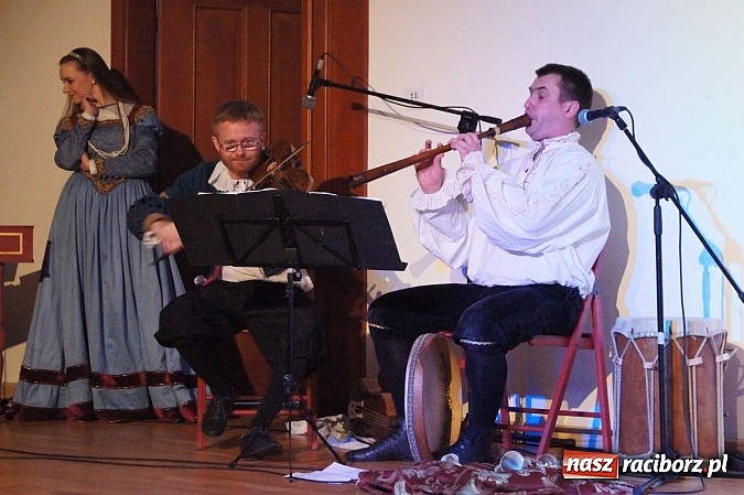 Zdjęcie w galerii na portalu naszraciborz.pl: Warsztaty tańca renesansowego i spektakl Farfurka Królowej Bony, czyli majówka na zamku  wiadomości z regionu