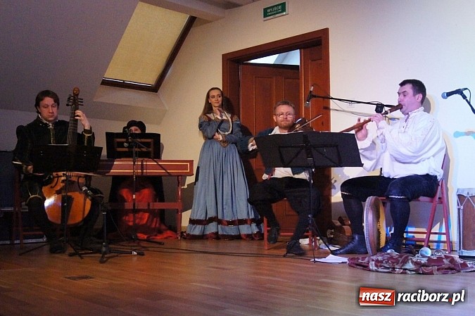 Zdjęcie w galerii na portalu naszraciborz.pl: Warsztaty tańca renesansowego i spektakl Farfurka Królowej Bony, czyli majówka na zamku  wiadomości z regionu