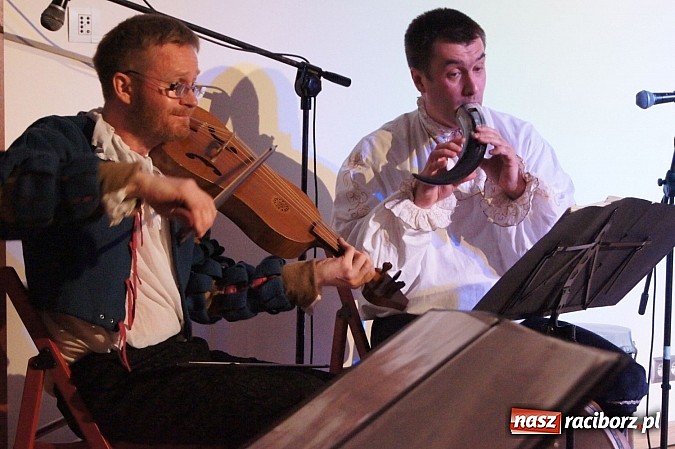 Zdjęcie w galerii na portalu naszraciborz.pl: Warsztaty tańca renesansowego i spektakl Farfurka Królowej Bony, czyli majówka na zamku  wiadomości z regionu