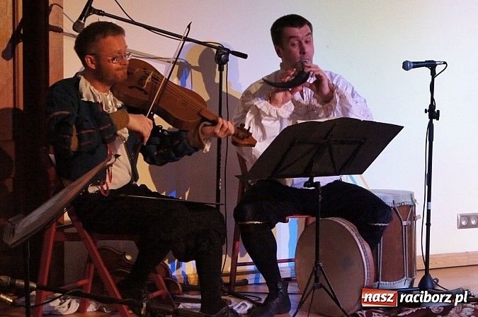 Zdjęcie w galerii na portalu naszraciborz.pl: Warsztaty tańca renesansowego i spektakl Farfurka Królowej Bony, czyli majówka na zamku  wiadomości z regionu