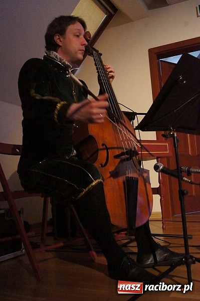 Zdjęcie w galerii na portalu naszraciborz.pl: Warsztaty tańca renesansowego i spektakl Farfurka Królowej Bony, czyli majówka na zamku  wiadomości z regionu