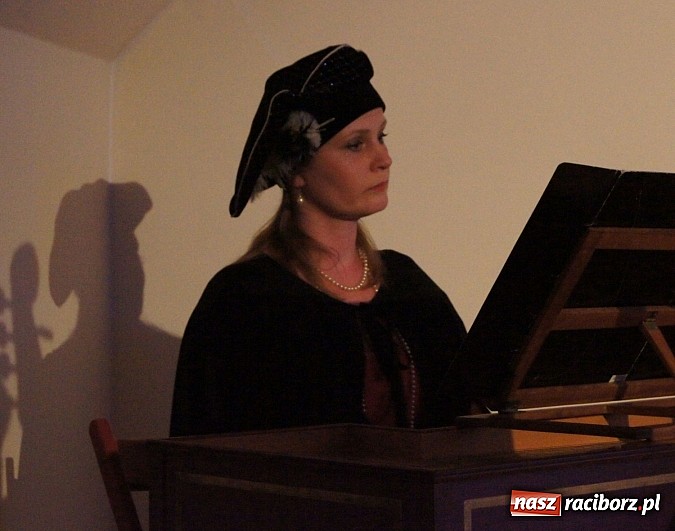 Zdjęcie w galerii na portalu naszraciborz.pl: Warsztaty tańca renesansowego i spektakl Farfurka Królowej Bony, czyli majówka na zamku  wiadomości z regionu