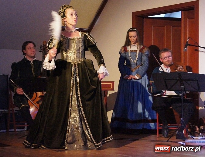 Zdjęcie w galerii na portalu naszraciborz.pl: Warsztaty tańca renesansowego i spektakl Farfurka Królowej Bony, czyli majówka na zamku  wiadomości z regionu
