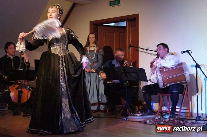 Zdjęcie w galerii na portalu naszraciborz.pl: Warsztaty tańca renesansowego i spektakl Farfurka Królowej Bony, czyli majówka na zamku  wiadomości z regionu