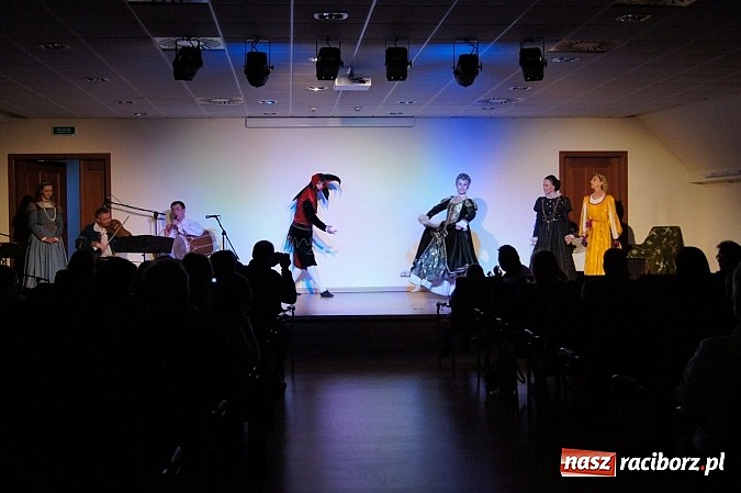 Zdjęcie w galerii na portalu naszraciborz.pl: Warsztaty tańca renesansowego i spektakl Farfurka Królowej Bony, czyli majówka na zamku  wiadomości z regionu