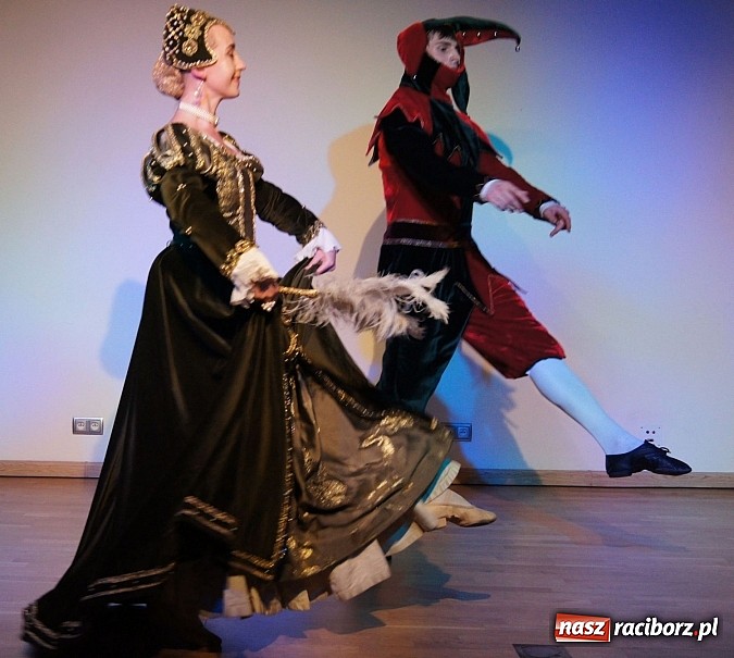 Zdjęcie w galerii na portalu naszraciborz.pl: Warsztaty tańca renesansowego i spektakl Farfurka Królowej Bony, czyli majówka na zamku  wiadomości z regionu