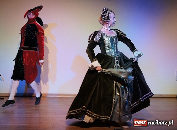 Zdjęcie w galerii na portalu naszraciborz.pl: Warsztaty tańca renesansowego i spektakl Farfurka Królowej Bony, czyli majówka na zamku  wiadomości z regionu
