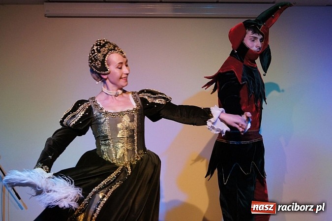 Zdjęcie w galerii na portalu naszraciborz.pl: Warsztaty tańca renesansowego i spektakl Farfurka Królowej Bony, czyli majówka na zamku  wiadomości z regionu