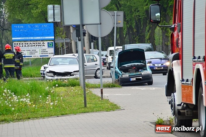 Zdjęcie w galerii na portalu naszraciborz.pl: Kraksa na mycie - zderzyły się punto i opel wiadomości z regionu