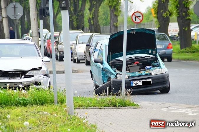 Zdjęcie w galerii na portalu naszraciborz.pl: Kraksa na mycie - zderzyły się punto i opel wiadomości z regionu